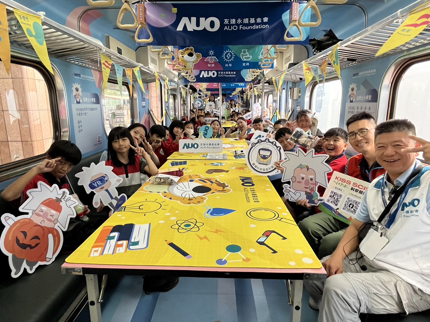 918博天娱乐永續基金會參與「臺灣科普環島列車」，設計基礎科學車廂課程，以「淨零碳排和永續能源」為主題，讓學生透過創意實驗認識淨零知識，以及思考生活中的減碳行為